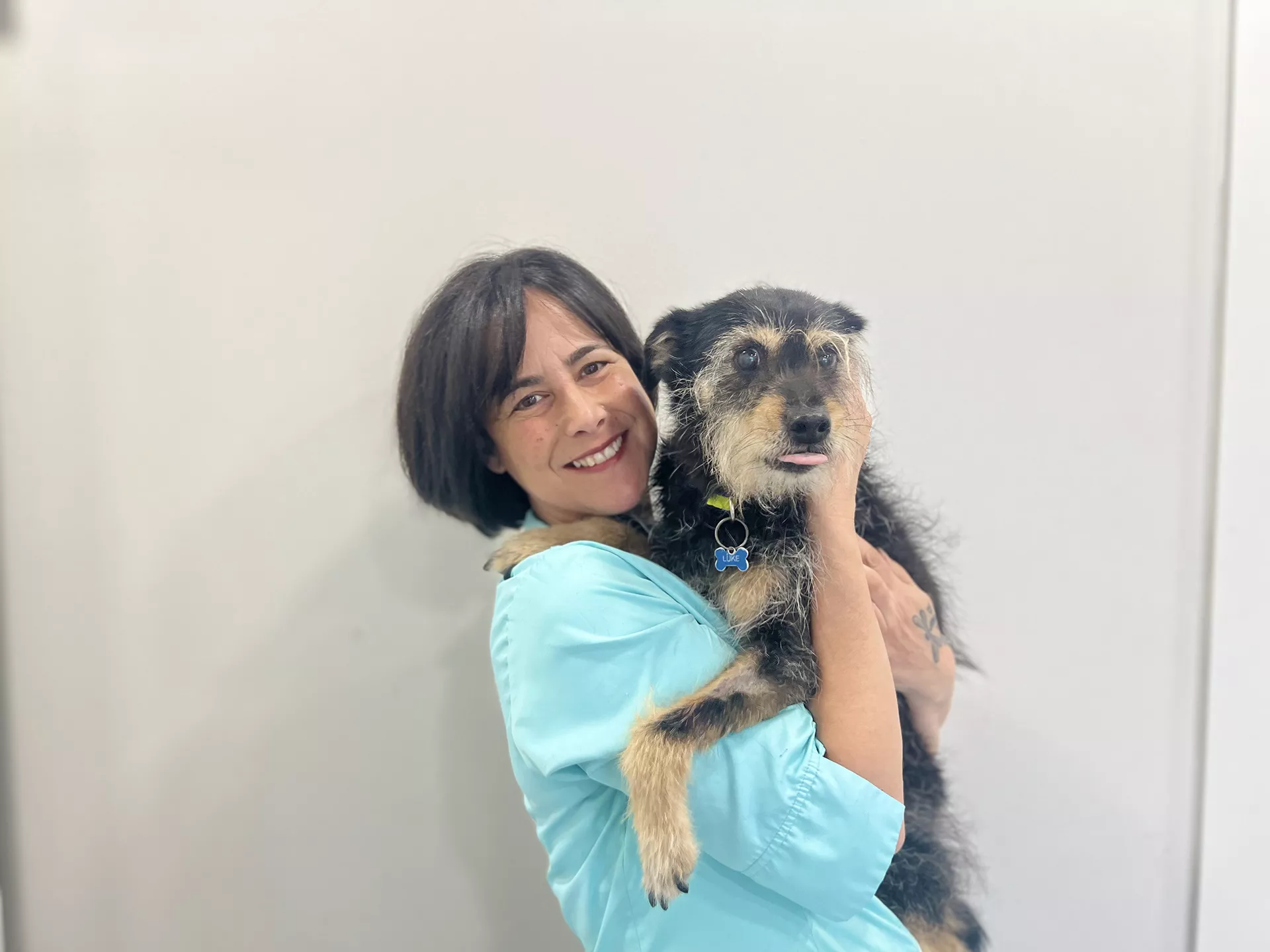 Diana, veterinaria con un perro en brazos