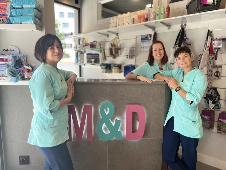 Míriam, Diana y Meritxell posando junto al mostrador de la clínica